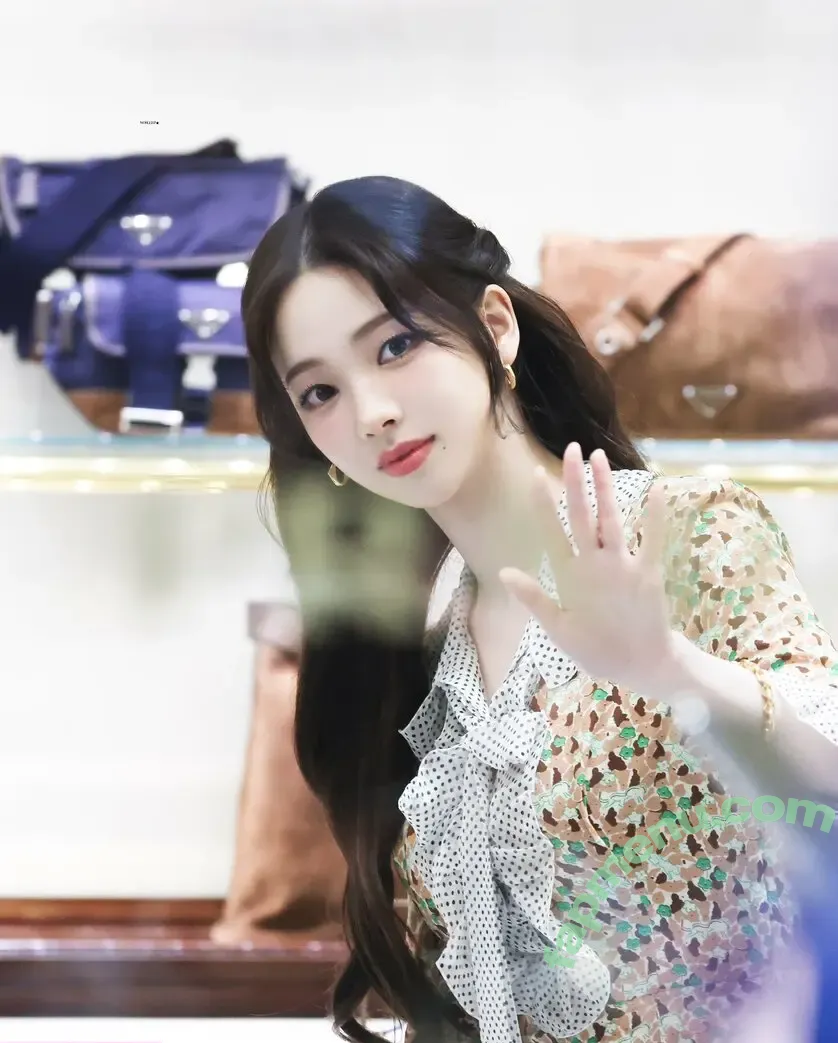 katarinabluu nude photo #1669 (Karina / aespa / karinamasfina)