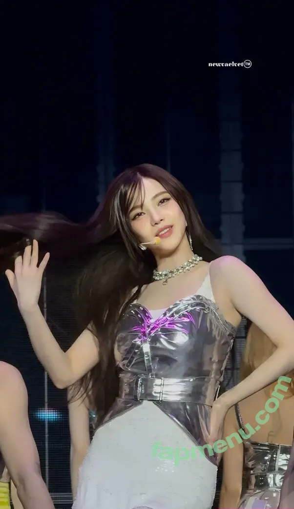 katarinabluu nude photo #1743 (Karina / aespa / karinamasfina)