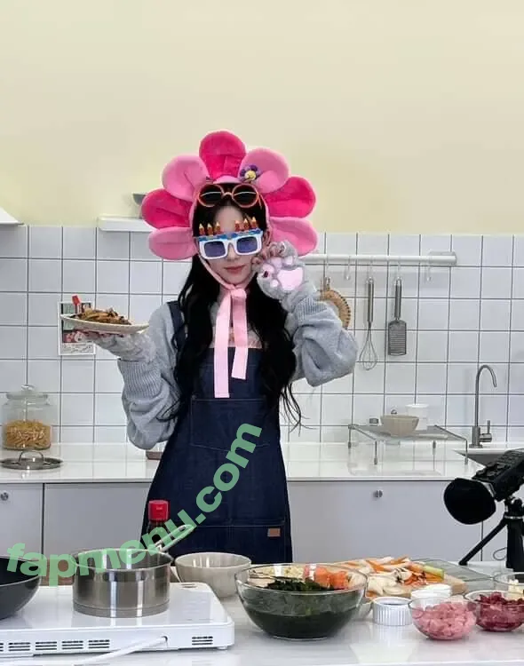 katarinabluu nude photo #2018 (Karina / aespa / karinamasfina)