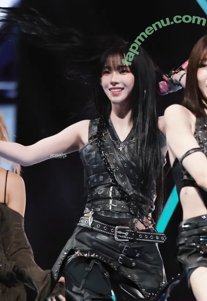 katarinabluu nude photo #4463 (Karina / aespa / karinamasfina)