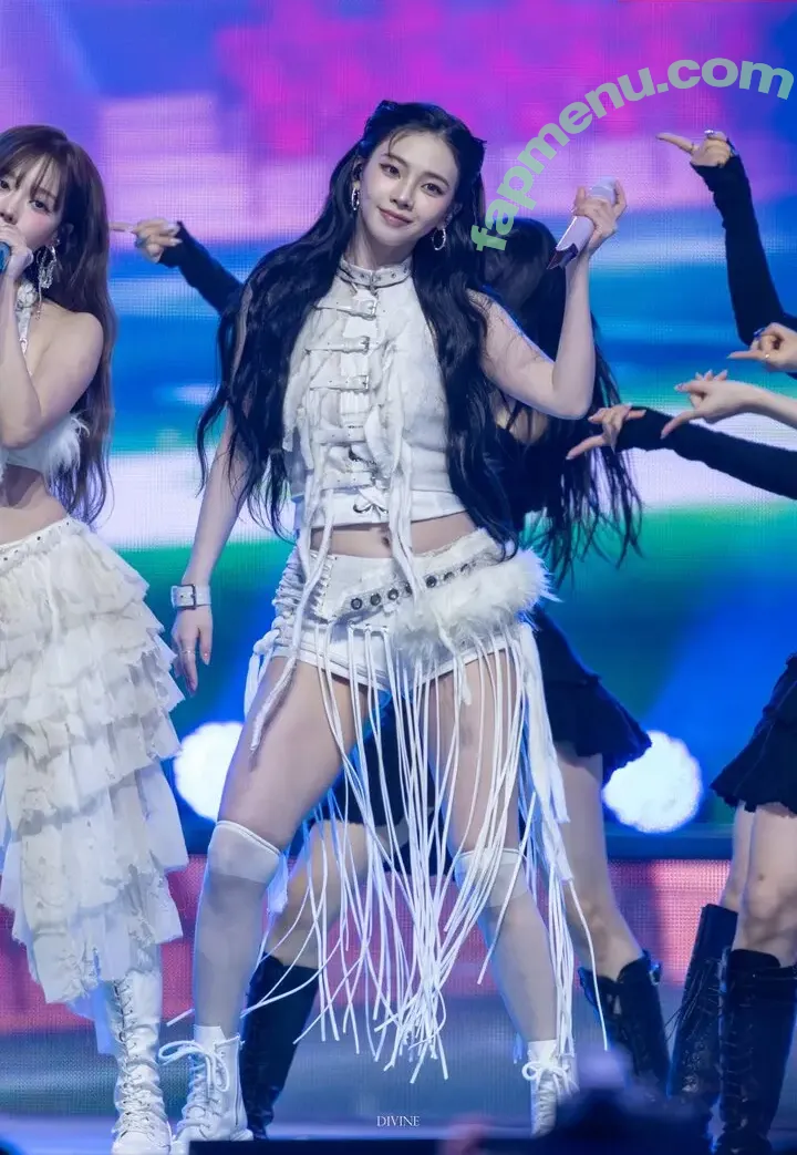 katarinabluu nude photo #4562 (Karina / aespa / karinamasfina)