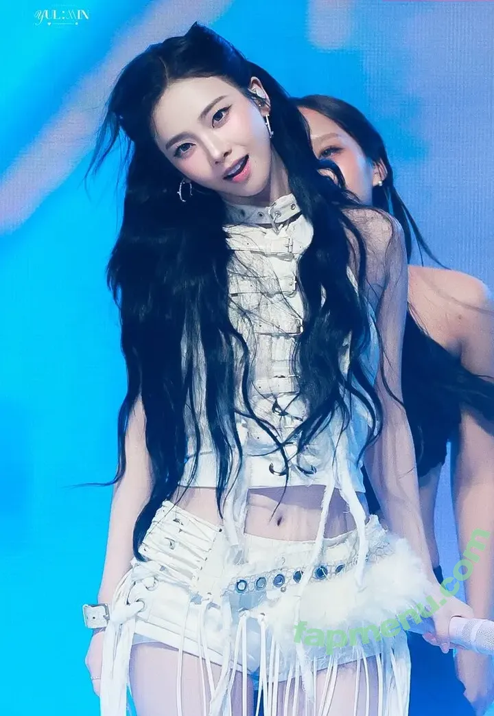 katarinabluu nude photo #4567 (Karina / aespa / karinamasfina)