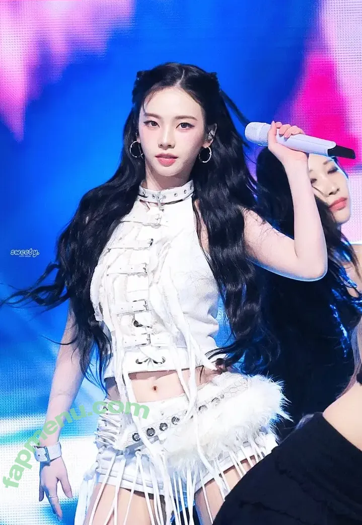 katarinabluu nude photo #4571 (Karina / aespa / karinamasfina)