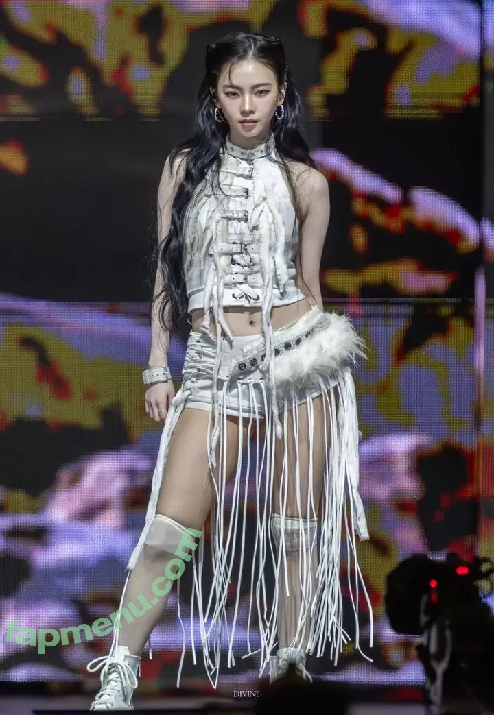 katarinabluu nude photo #4572 (Karina / aespa / karinamasfina)