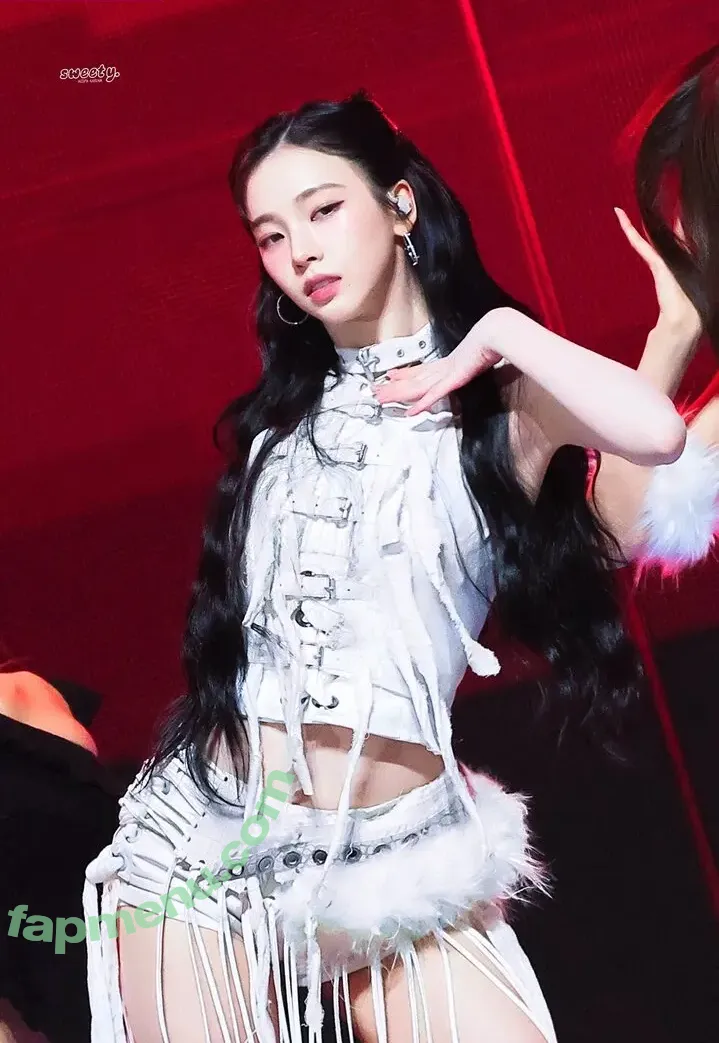 katarinabluu nude photo #4576 (Karina / aespa / karinamasfina)