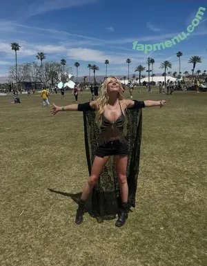 Katherine McNamara / kat.mcnamara nude photo #1117