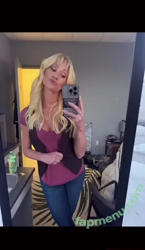 Katherine McNamara / kat.mcnamara nude photo #1135