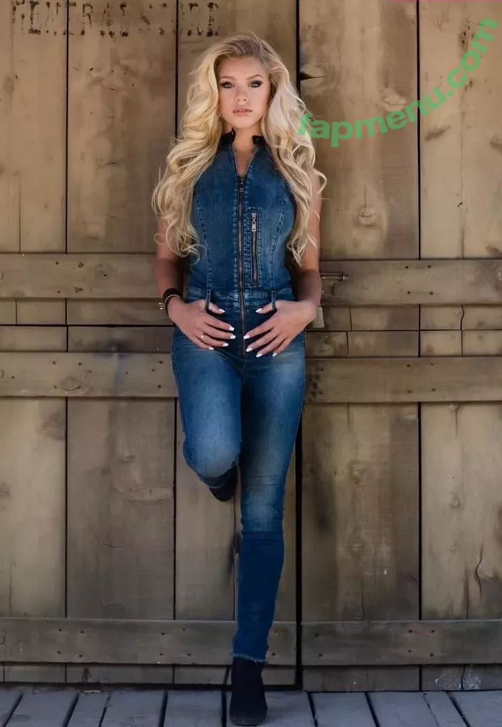 Kaylyn Slevin nude photo #0012 (kaylynslevin)