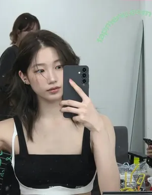 Kazuha Nakamura 中村 一葉 / LESSERAFIM / zuhazana nude photo #0233