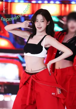 Kazuha Nakamura 中村 一葉 / LESSERAFIM / zuhazana nude photo #0249