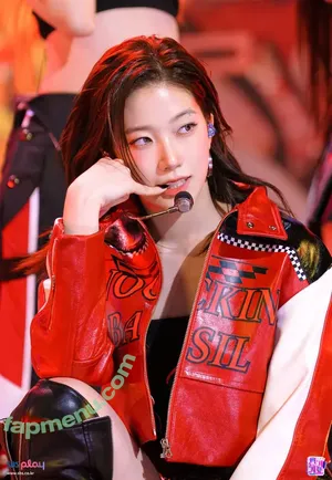 Kazuha Nakamura 中村 一葉 / LESSERAFIM / zuhazana nude photo #0254