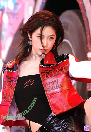 Kazuha Nakamura 中村 一葉 / LESSERAFIM / zuhazana nude photo #0255