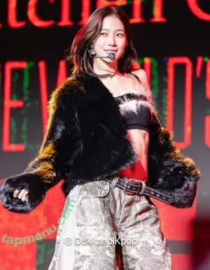 Kazuha Nakamura 中村 一葉 / LESSERAFIM / zuhazana nude photo #0288