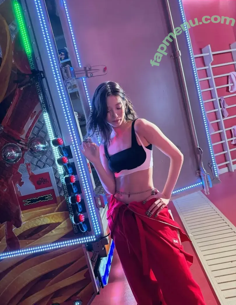 Kazuha Nakamura 中村 一葉 nude photo #0241 (LESSERAFIM / zuhazana)