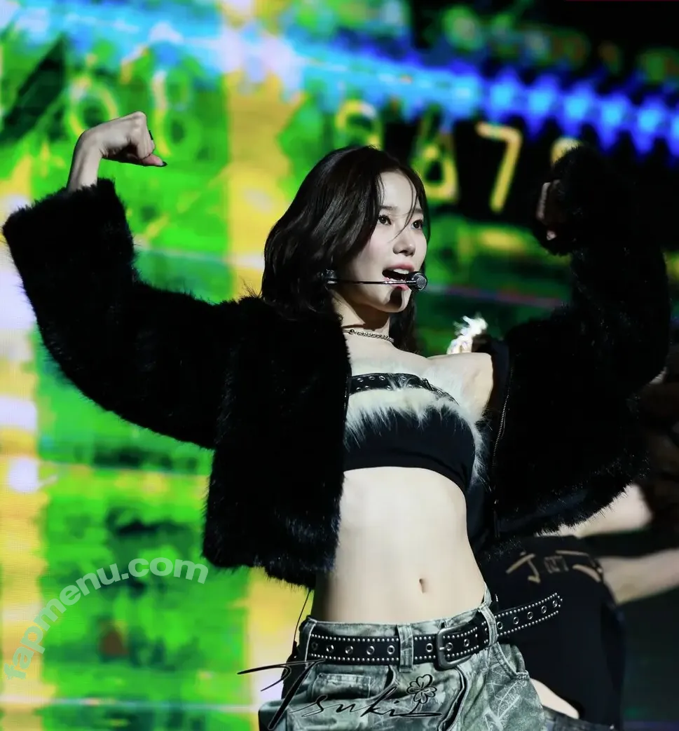 Kazuha Nakamura 中村 一葉 nude photo #0272 (LESSERAFIM / zuhazana)