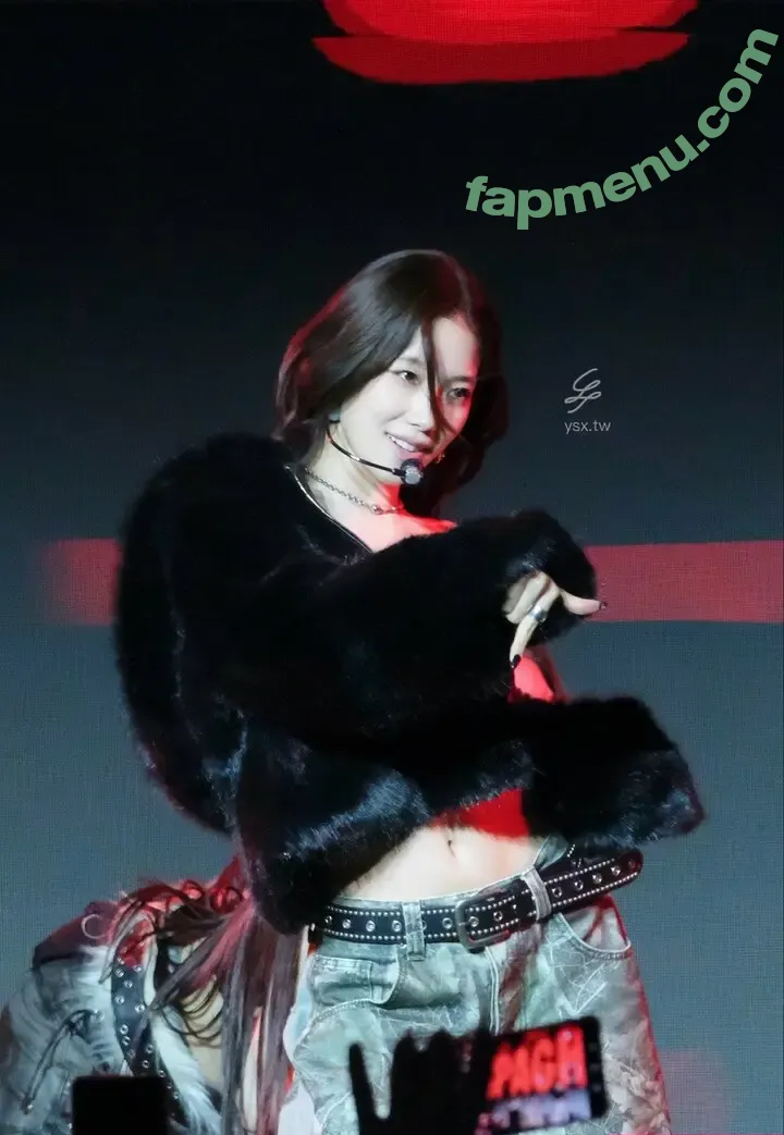 Kazuha Nakamura 中村 一葉 nude photo #0287 (LESSERAFIM / zuhazana)