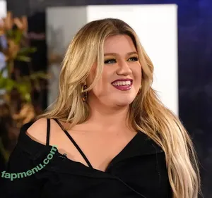 Kelly Clarkson / kellyclarkson nude photo #0039