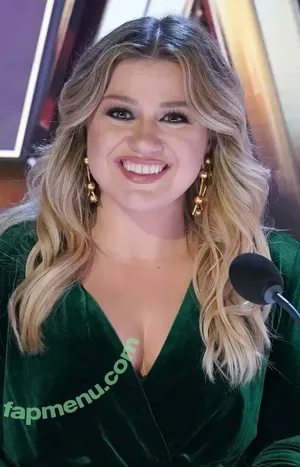 Kelly Clarkson / kellyclarkson nude photo #0044