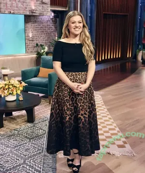 Kelly Clarkson / kellyclarkson nude photo #0055
