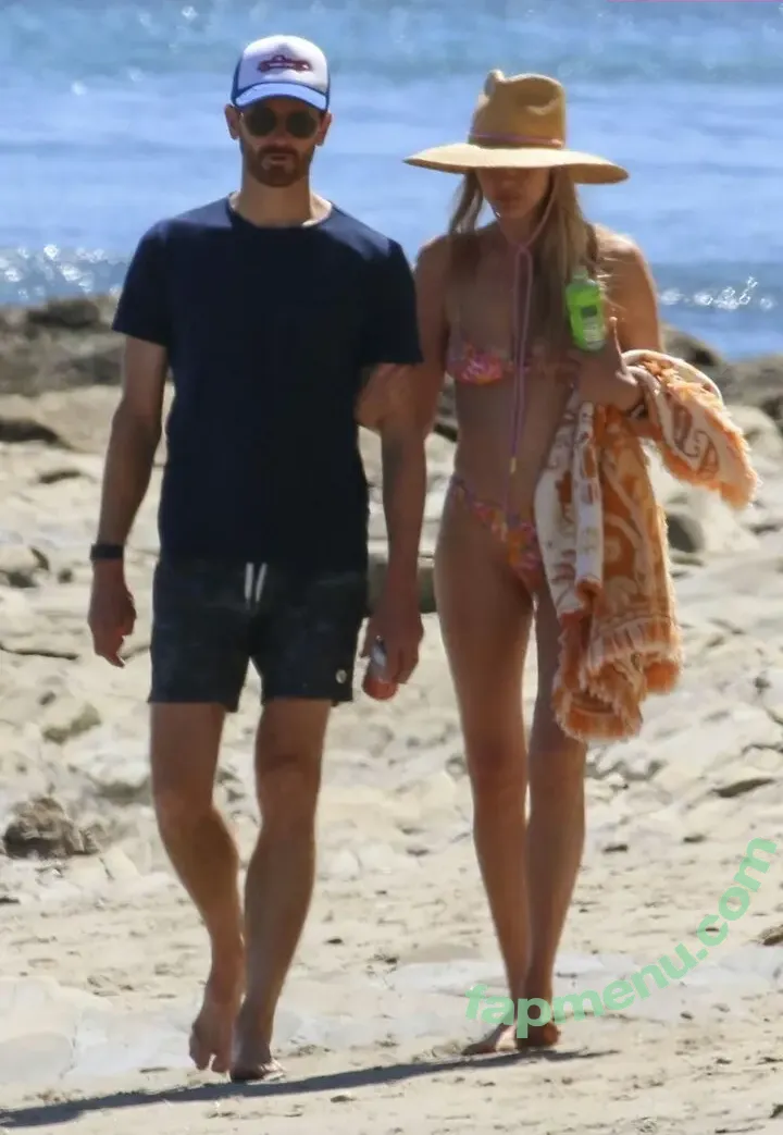 kellyrohrbach nude photo #0023 (kellyrohrbach)