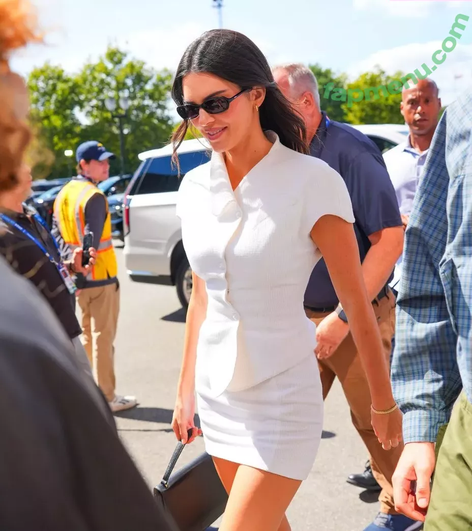 Kendall Jenner nude photo #3792 (KendallJenner)