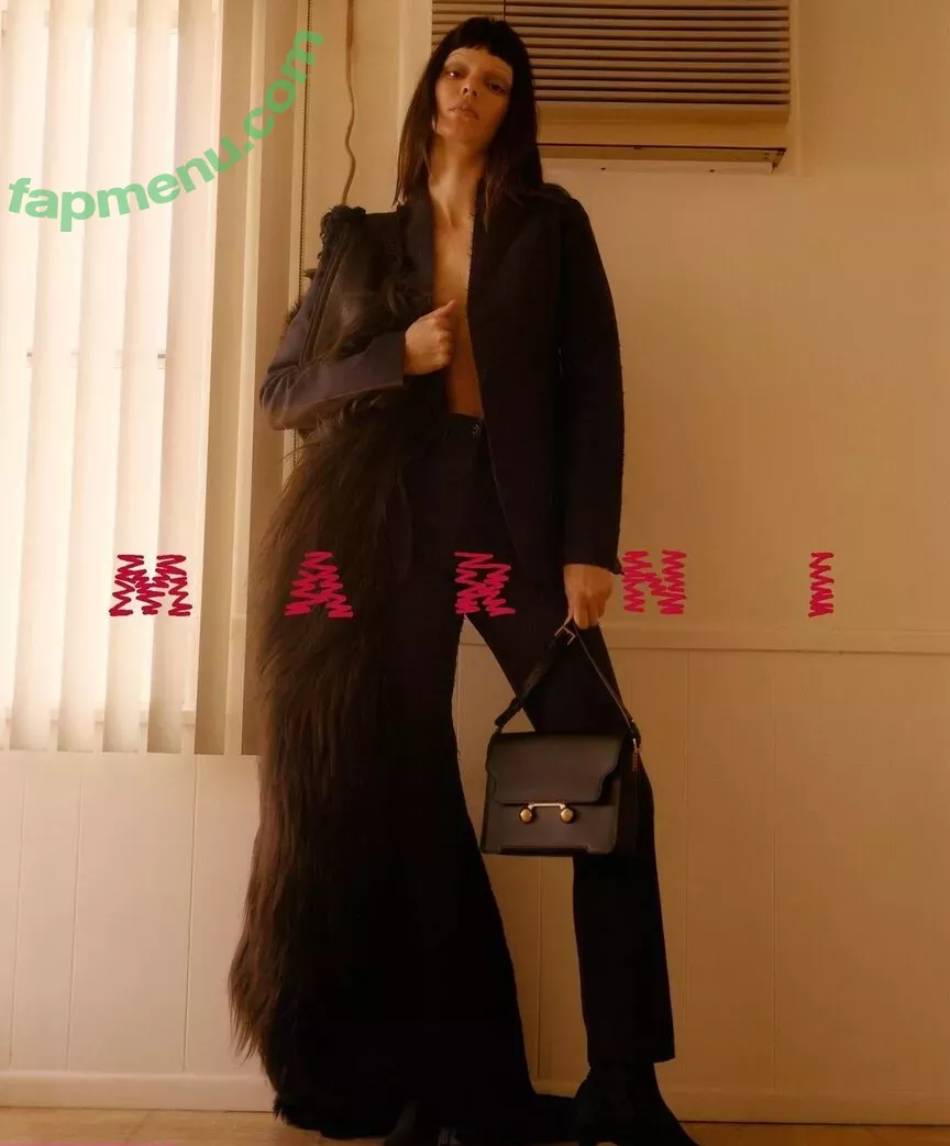 Kendall Jenner nude photo #3966 (KendallJenner)