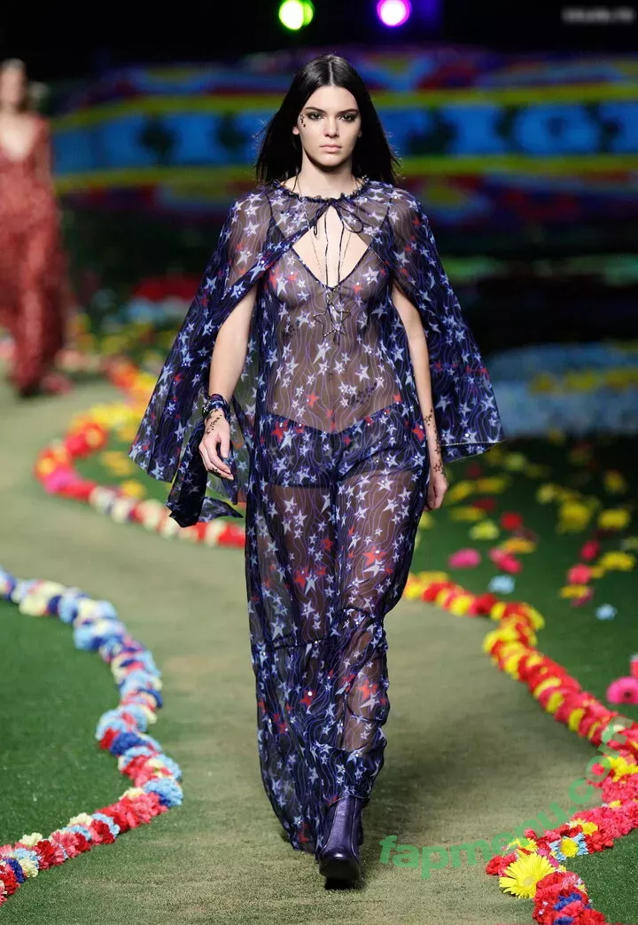 Kendall Jenner nude photo #4046 (KendallJenner)