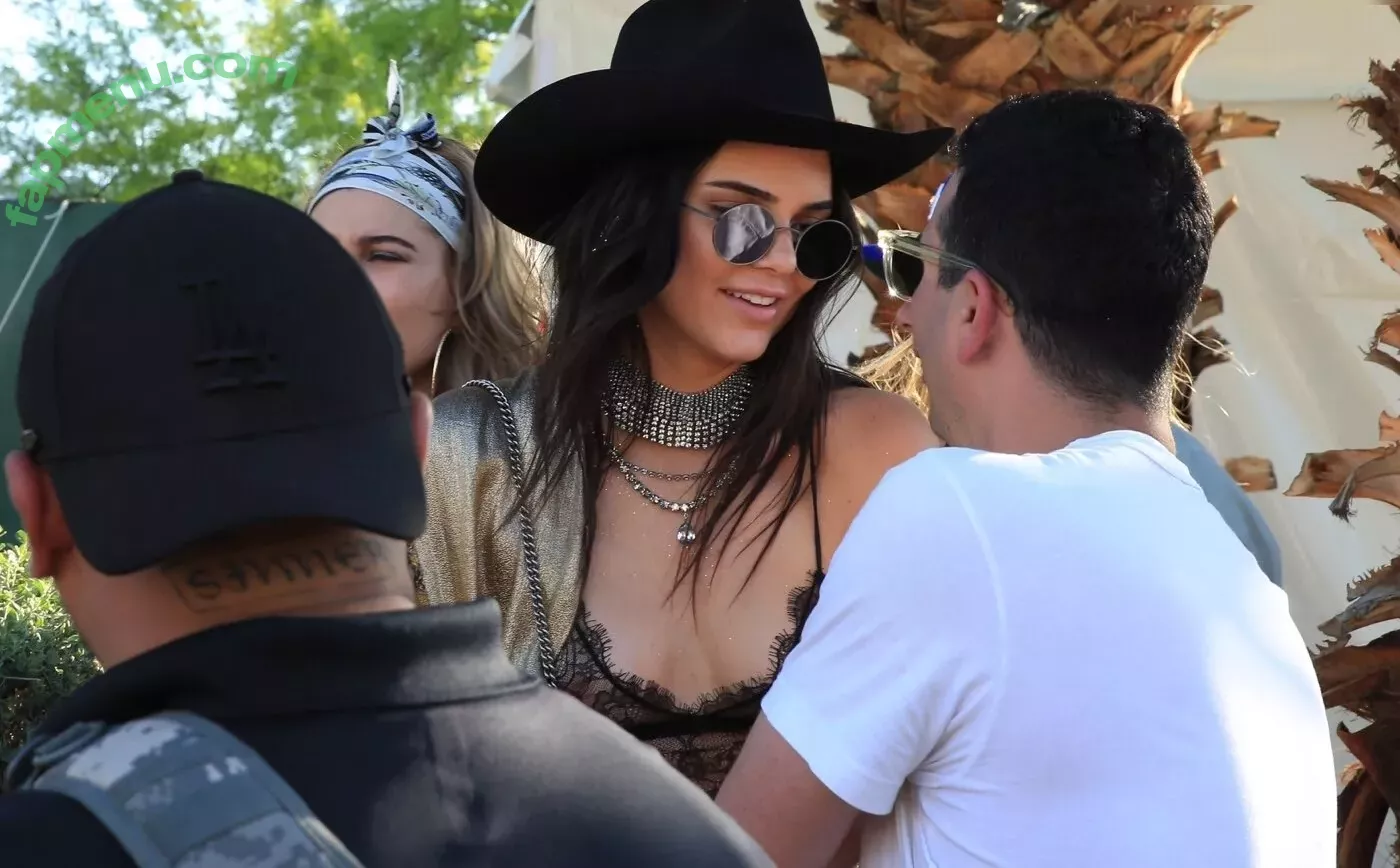 Kendall Jenner nude photo #4243 (KendallJenner)