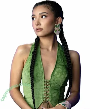 Kiawentiio nude photo #0010