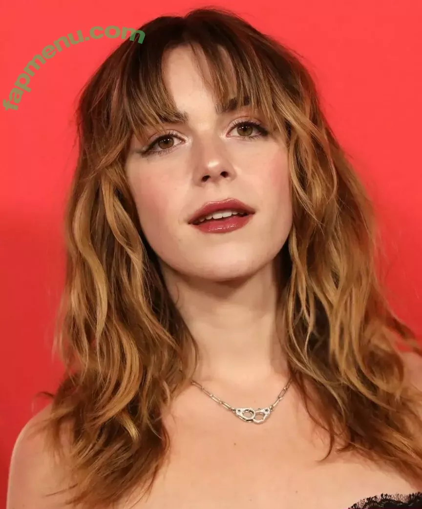 Kiernan Shipka nude photo #2774 (kiernanshipka)