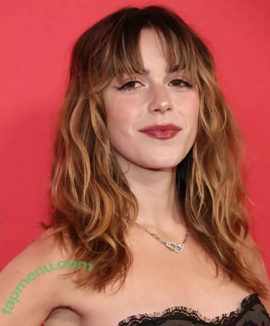 Kiernan Shipka nude photo #2779 (kiernanshipka)