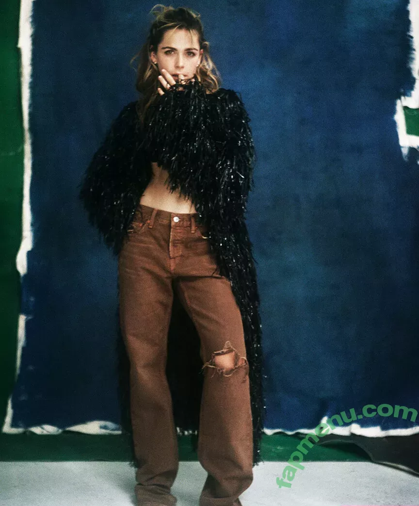 Kiernan Shipka nude photo #2809 (kiernanshipka)