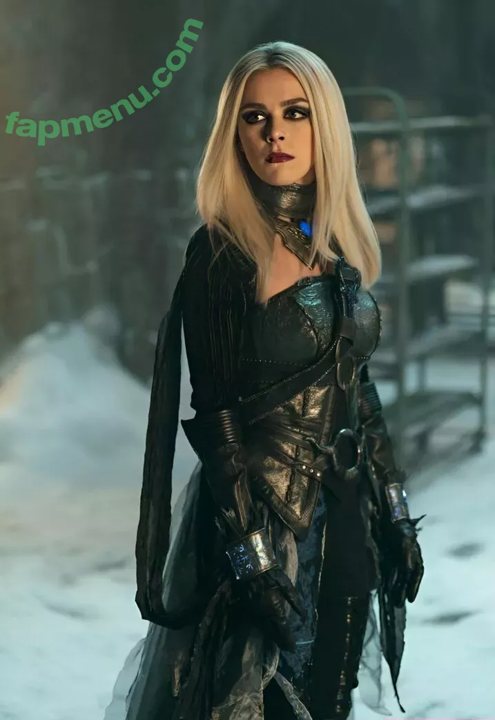 Kiernan Shipka nude photo #2981 (kiernanshipka)