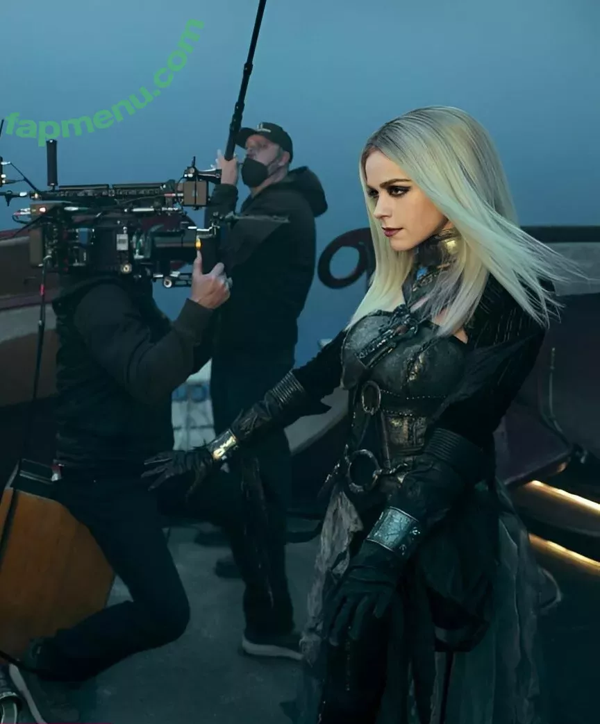 Kiernan Shipka nude photo #2982 (kiernanshipka)