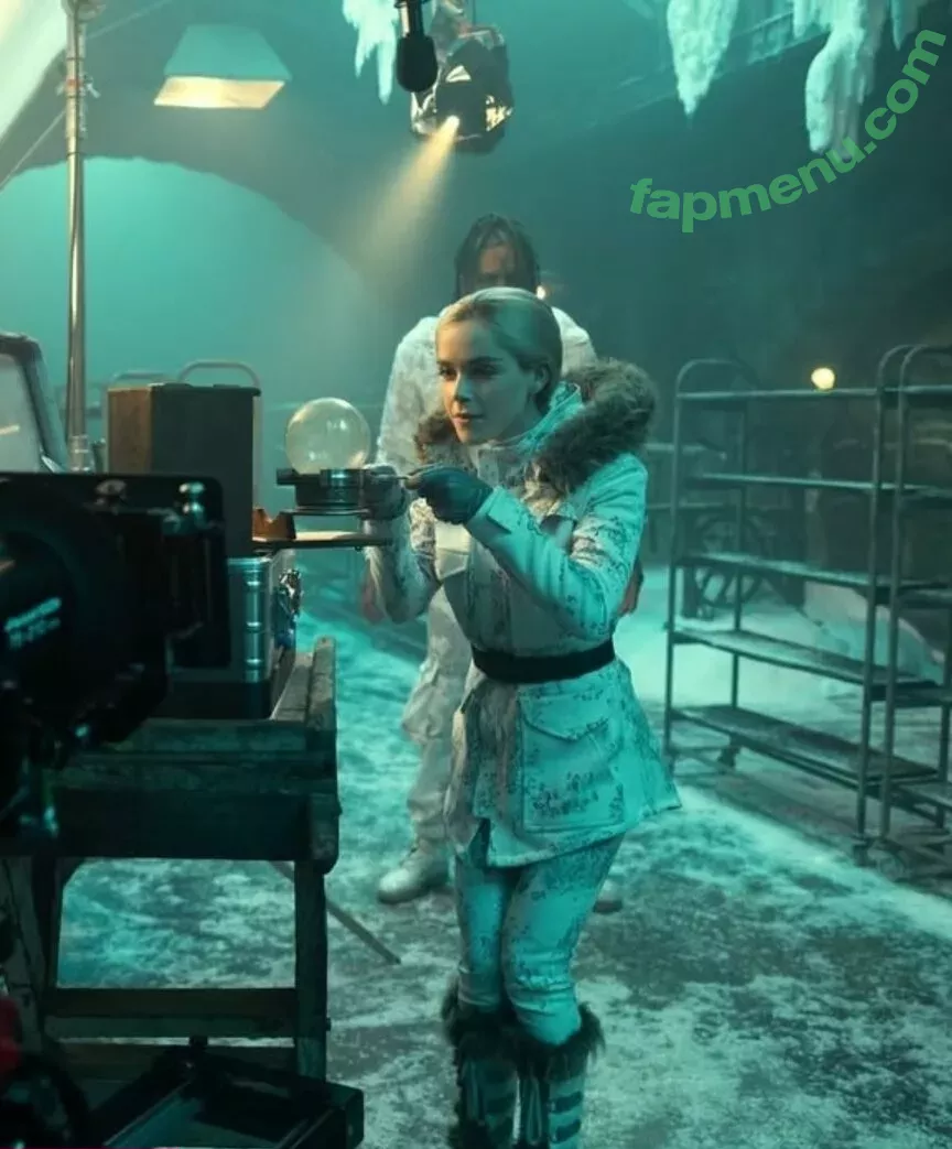 Kiernan Shipka nude photo #2983 (kiernanshipka)