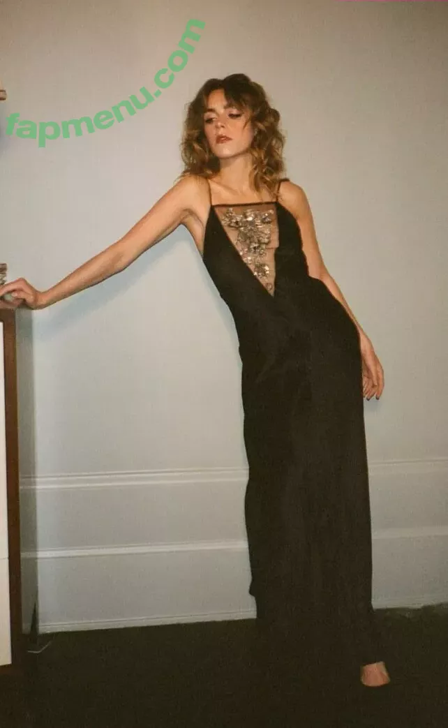 Kiernan Shipka nude photo #3017 (kiernanshipka)
