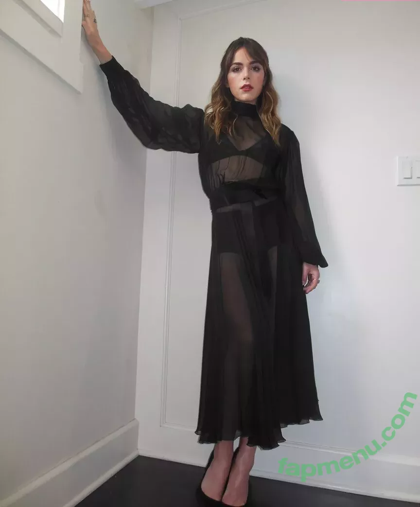 Kiernan Shipka nude photo #3024 (kiernanshipka)