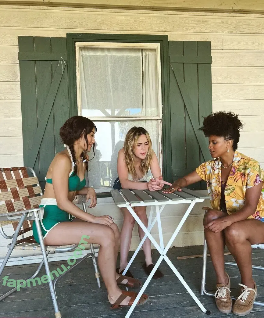 Kiernan Shipka nude photo #3375 (AdventuresSabrina / kiernanshipka)