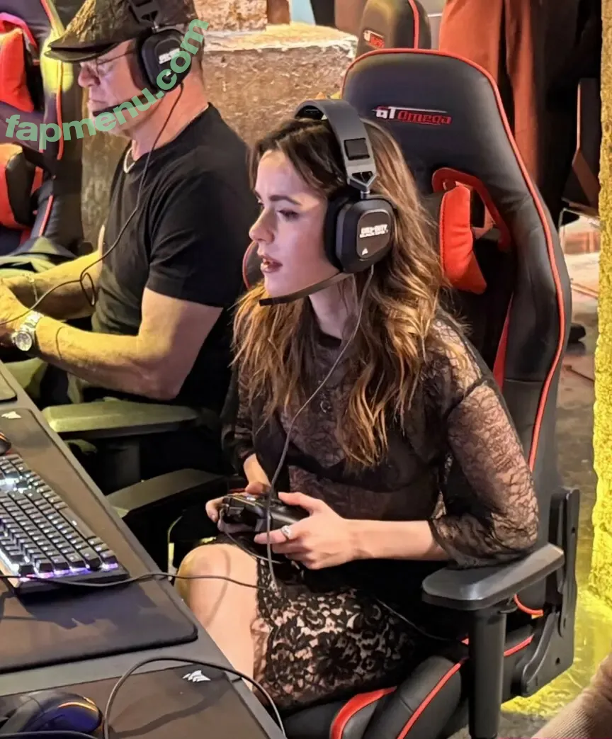 Kiernan Shipka nude photo #3396 (AdventuresSabrina / kiernanshipka)