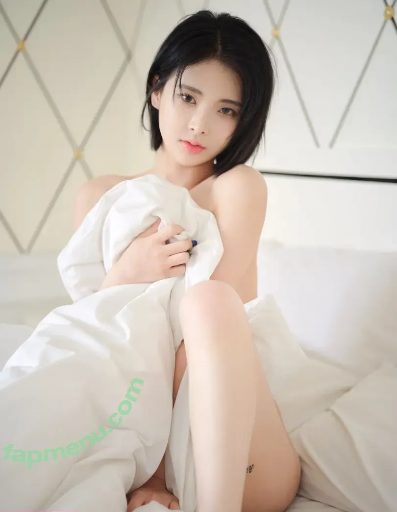Kim Hyo Yeon nude photo #0001 (Kim Hyo Yeon)