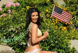 Kim Kardashian / KimKardashian nude photo #1061