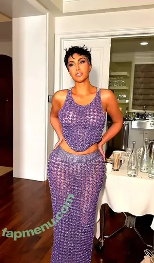 Kim Kardashian / KimKardashian nude photo #1119