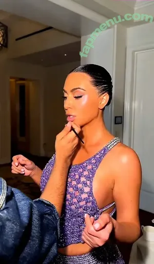 Kim Kardashian / KimKardashian nude photo #1129