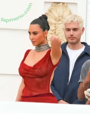 Kim Kardashian / KimKardashian nude photo #1159