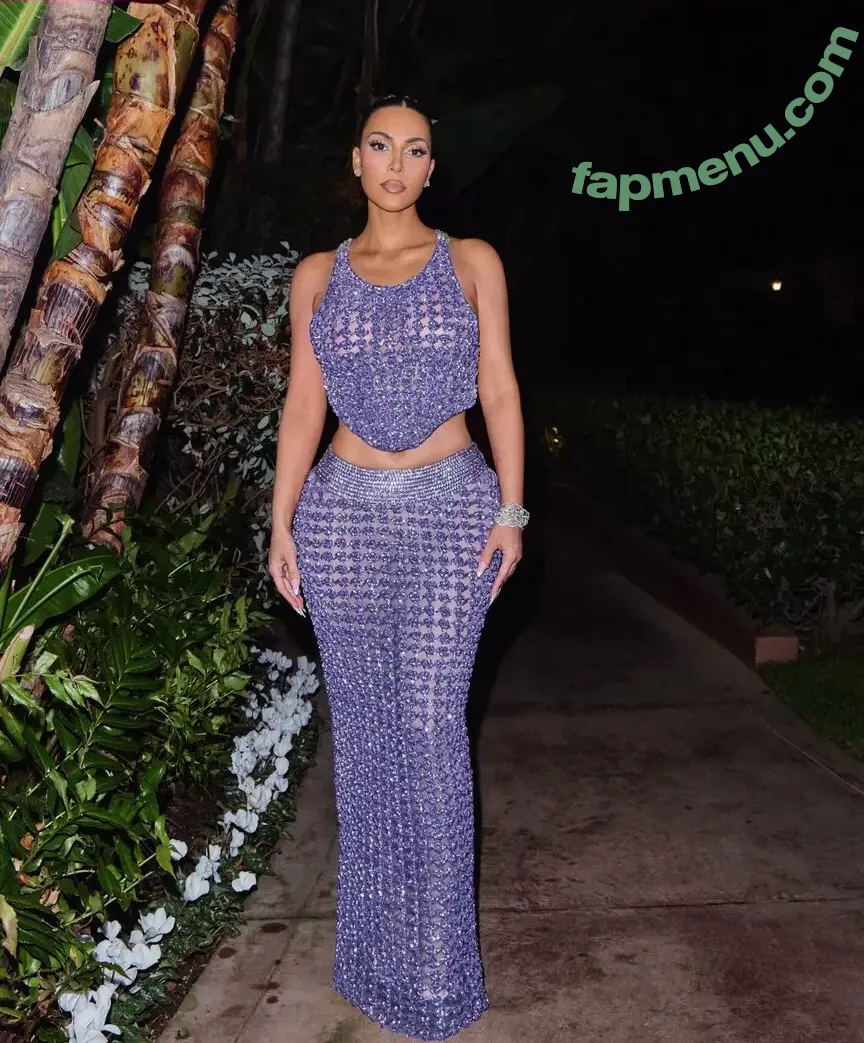 Kim Kardashian nude photo #1032 (KimKardashian)