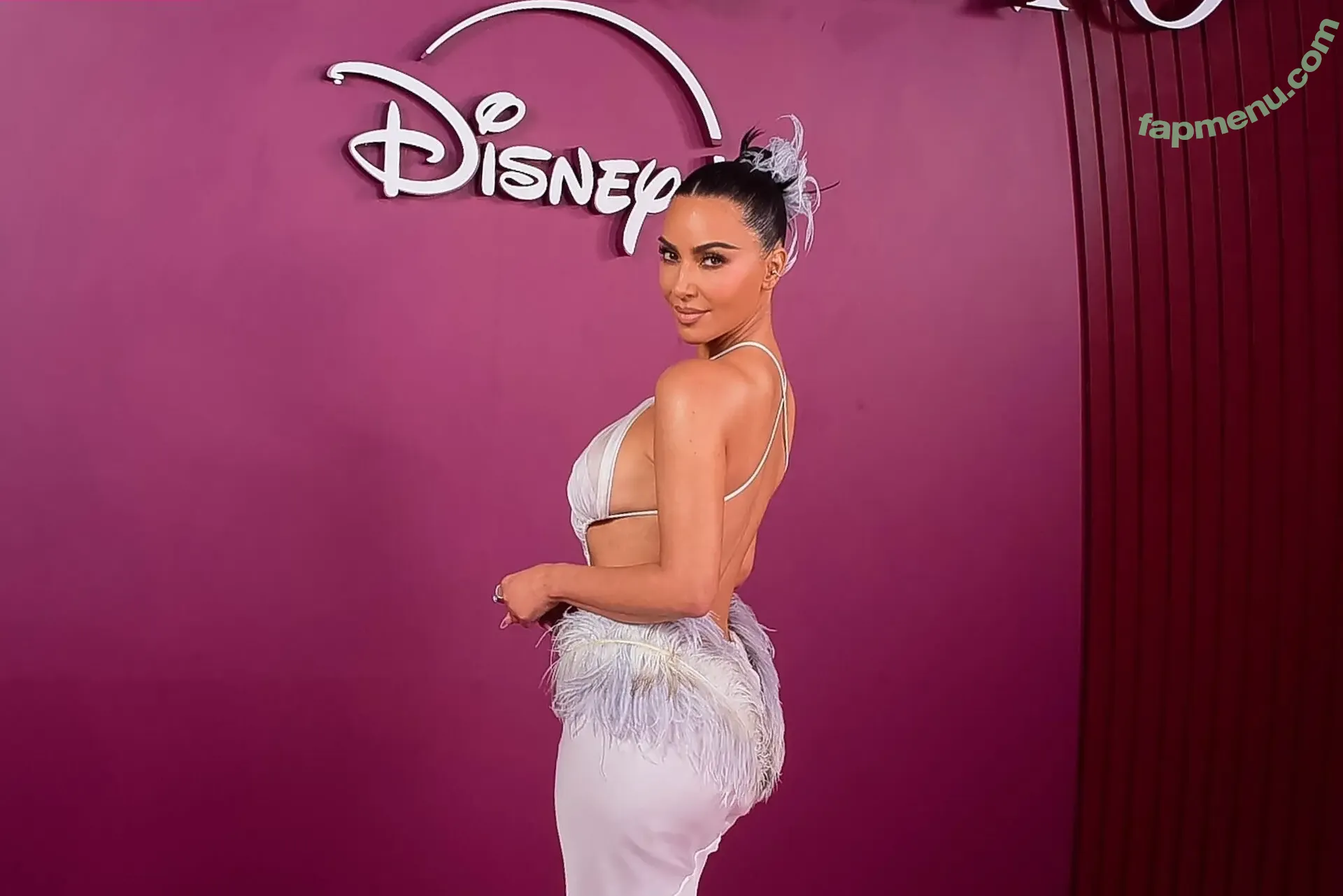 Kim Kardashian nude photo #1105 (KimKardashian)