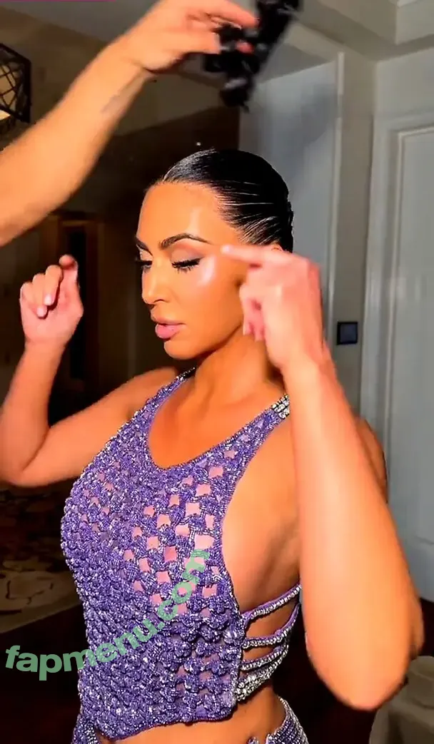 Kim Kardashian nude photo #1127 (KimKardashian)