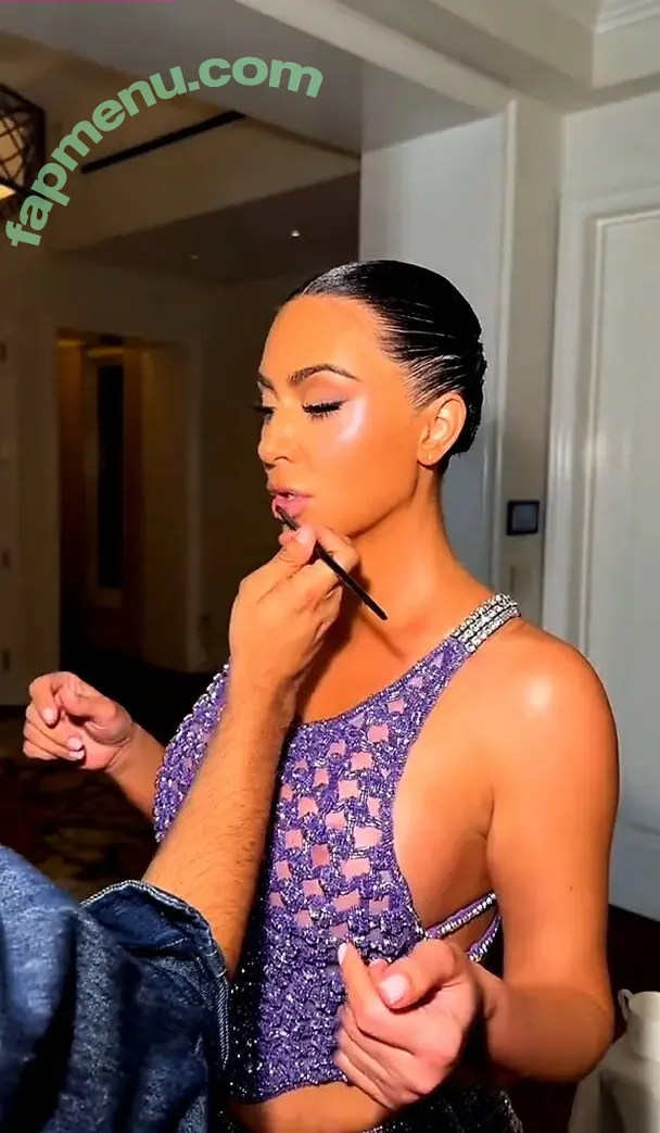 Kim Kardashian nude photo #1128 (KimKardashian)