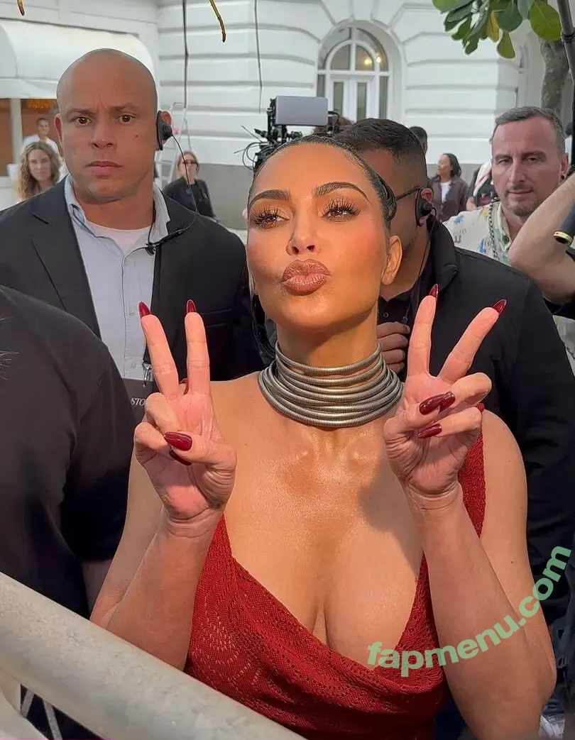 Kim Kardashian nude photo #1156 (KimKardashian)