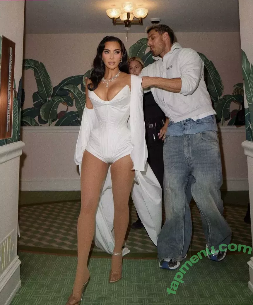 Kim Kardashian nude photo #4443 (KimKardashian / kimkadarshian)